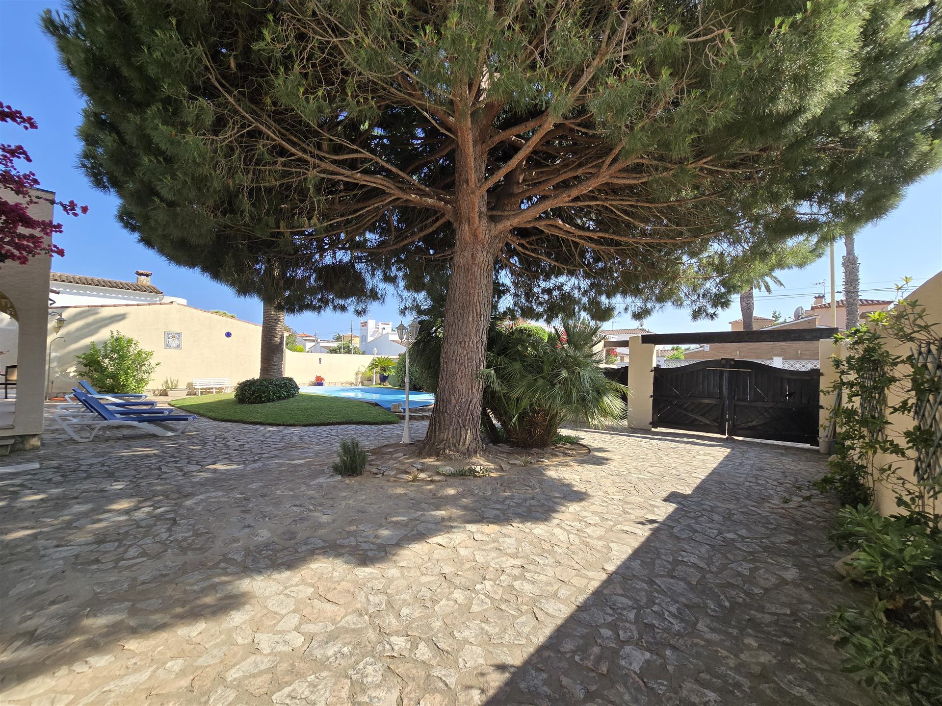Authentic house with pool and mooring rentals nearby