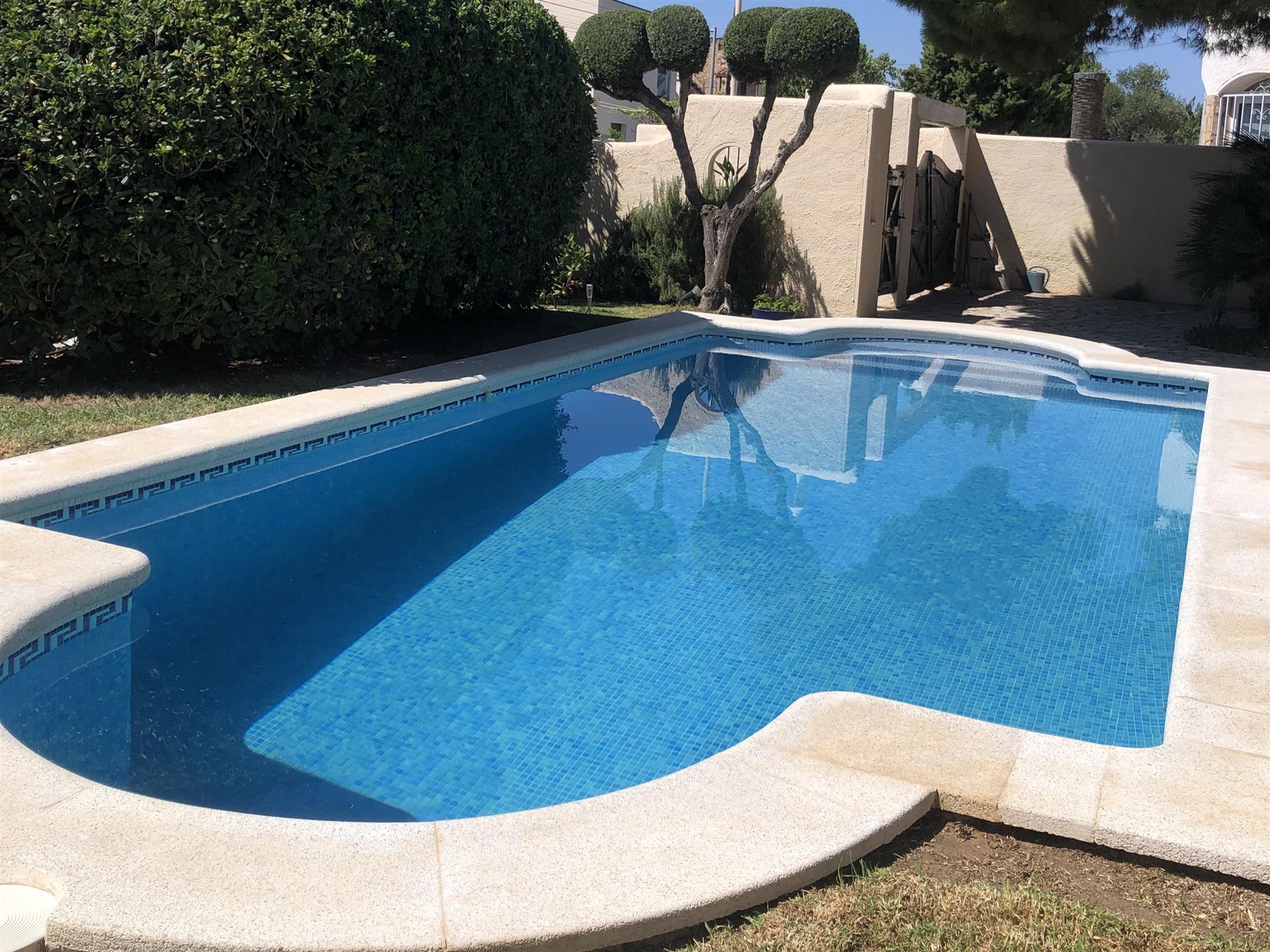 Authentic house with pool and mooring rentals nearby