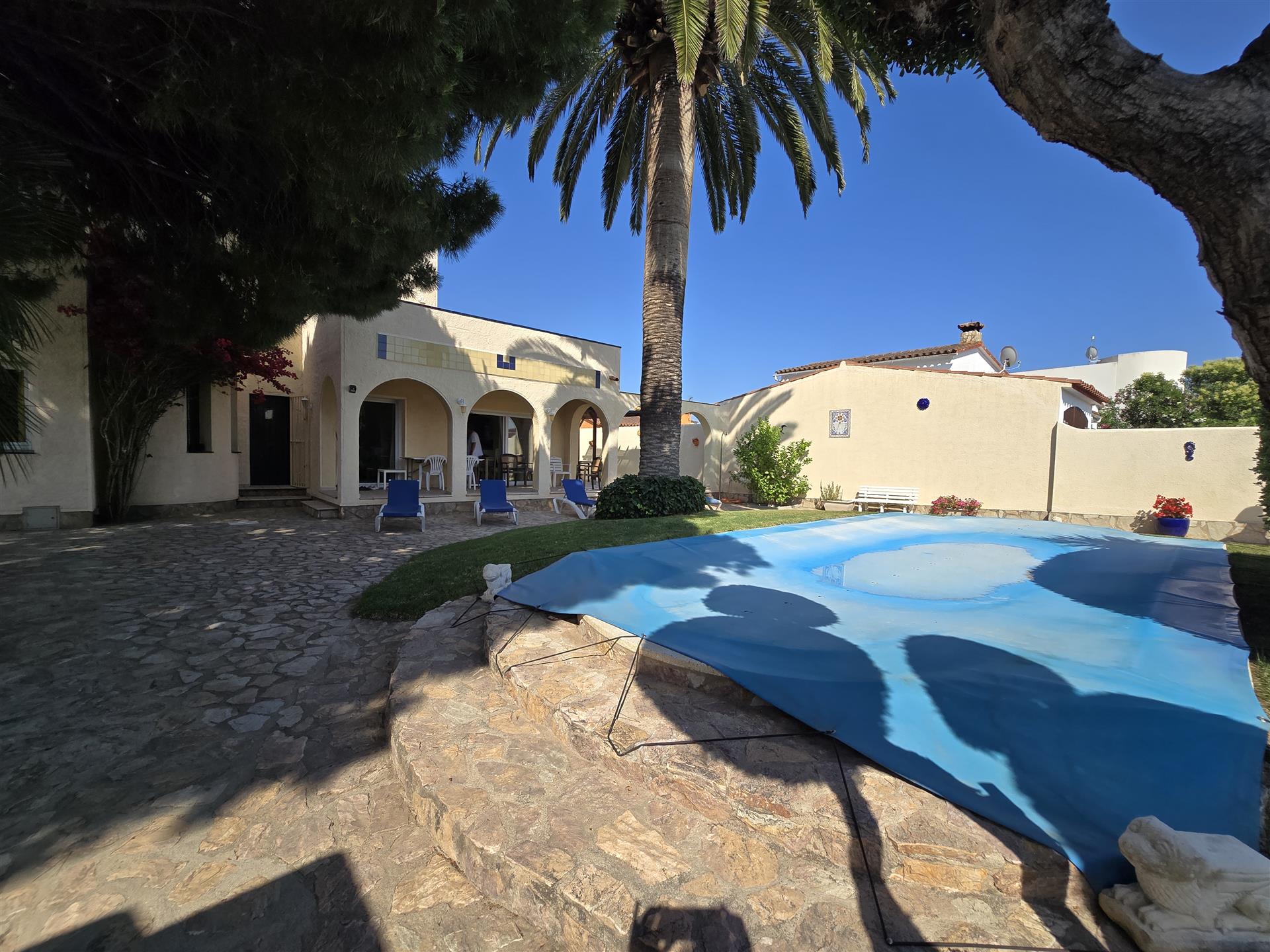 Authentic house with pool and mooring rentals nearby