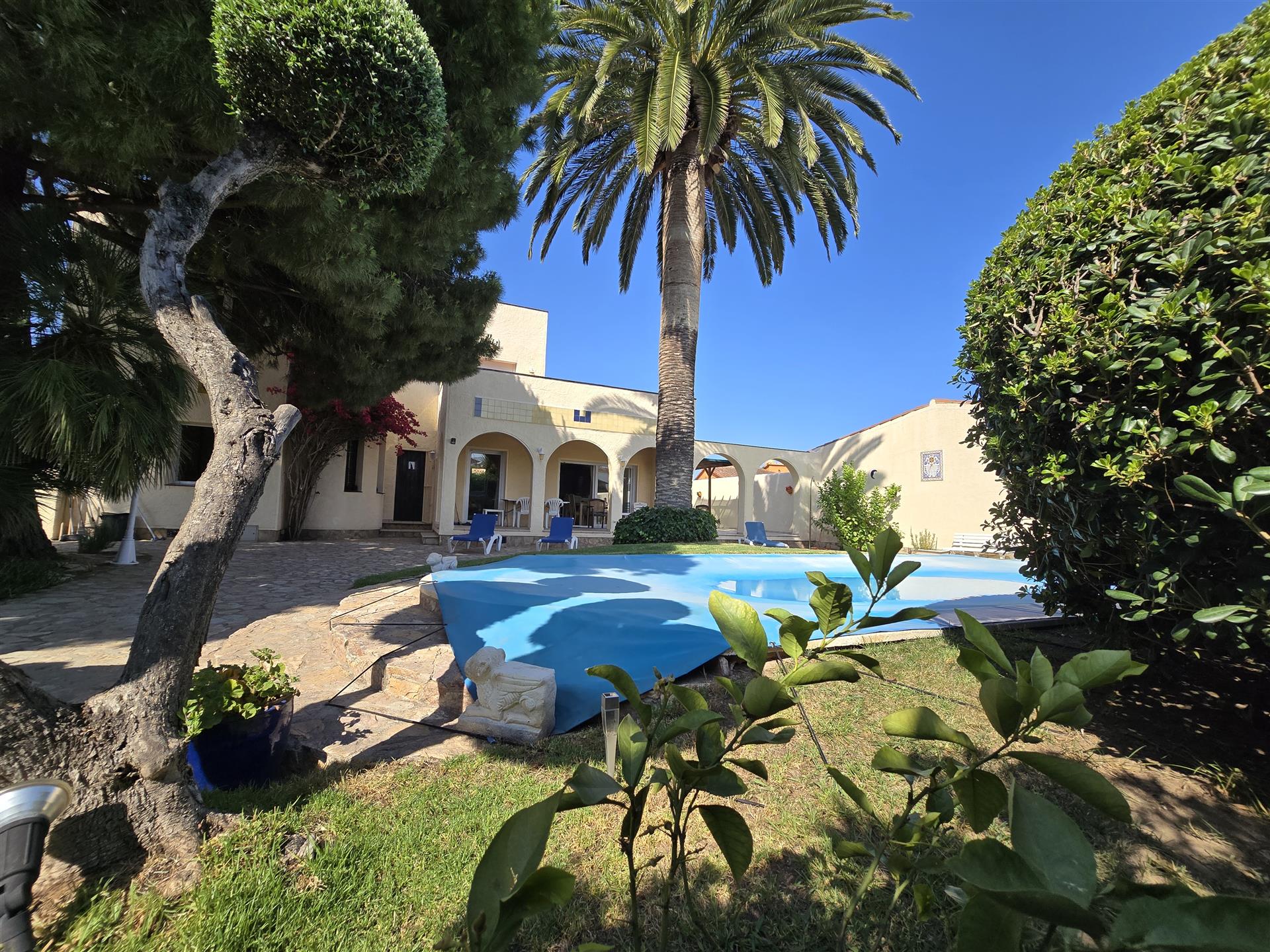 Authentic house with pool and mooring rentals nearby