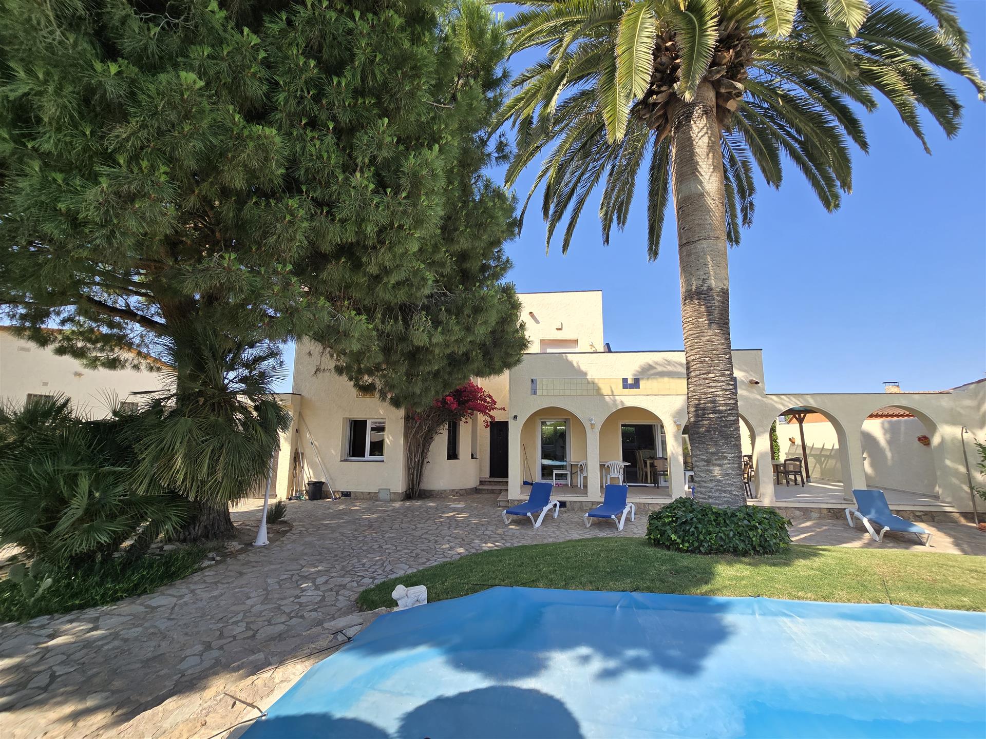 Authentic house with pool and mooring rentals nearby