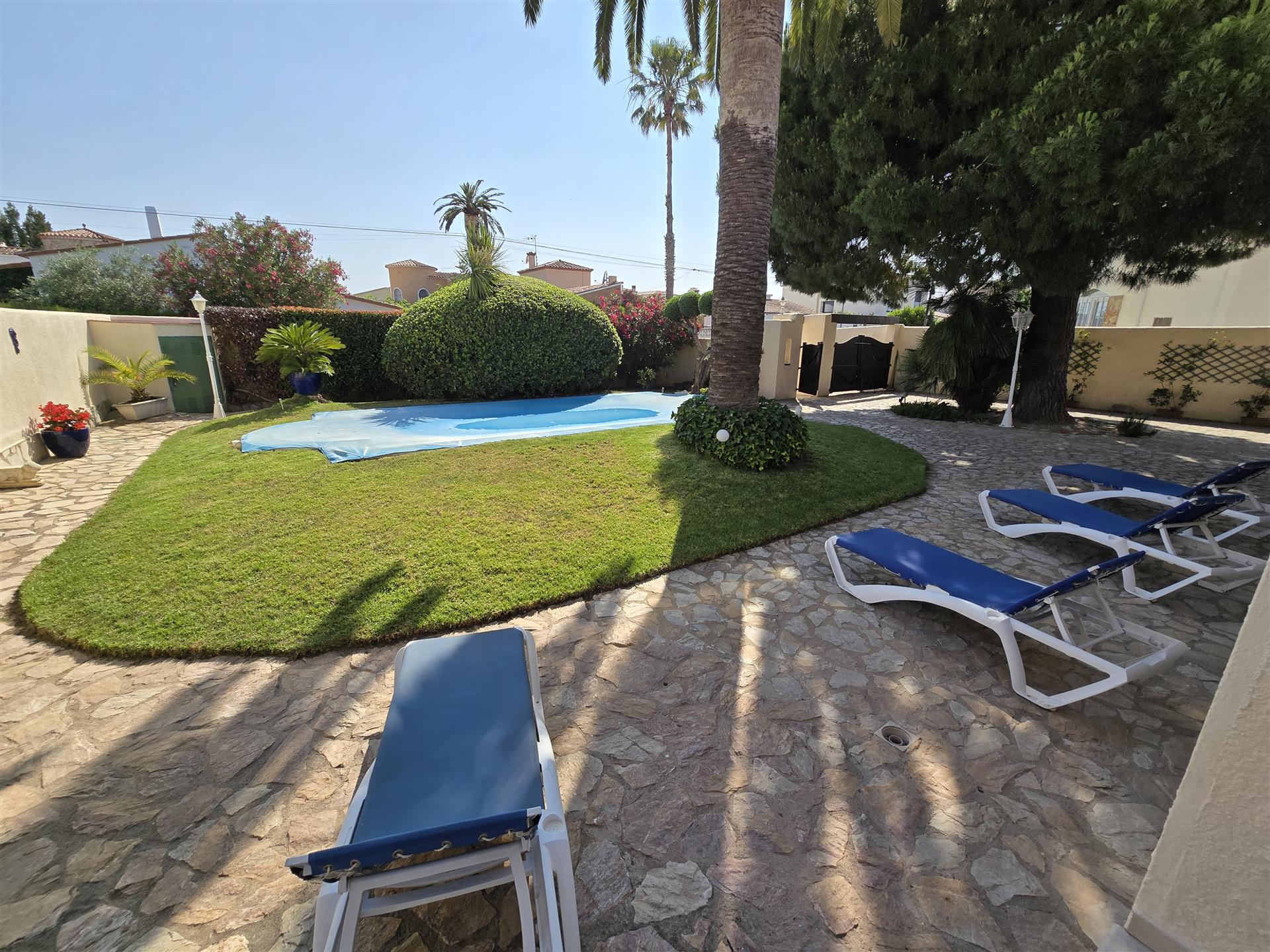 Authentic house with pool and mooring rentals nearby