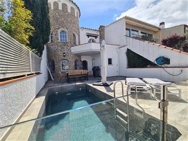 Bonita casa con piscina y amarre de 12m, cerca del mar
