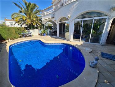 Charming house with pool and close to moorings for rent