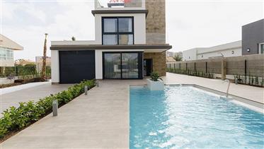 Sunny villa with swimming pool in Alicante