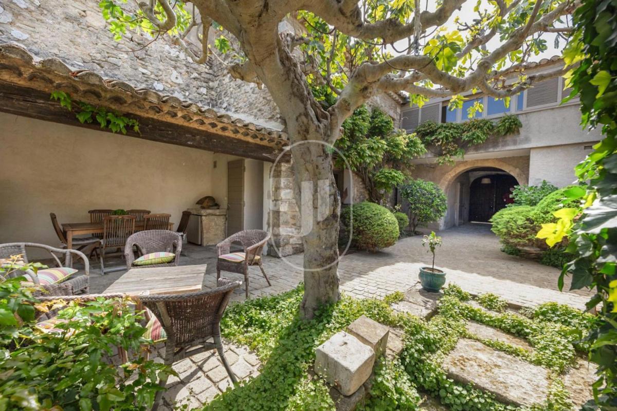 Mas du 18ème avec jardin et piscine à vendre dans le Luberon