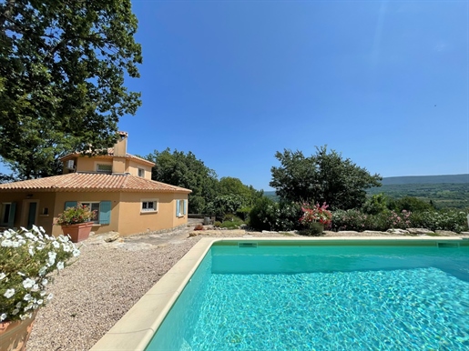 Villa met zwembad en mooi uitzicht te koop in Goult.