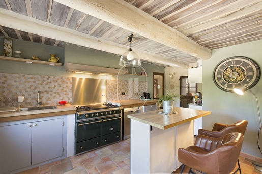 Provençal farmhouse with pool and land for sale in Bonnieux