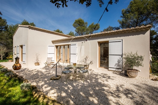 Charming villa with land for sale in Ménerbes