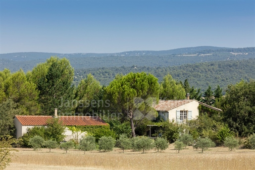 Charming nineteenth-century farmhouse for sale in Roussillon in