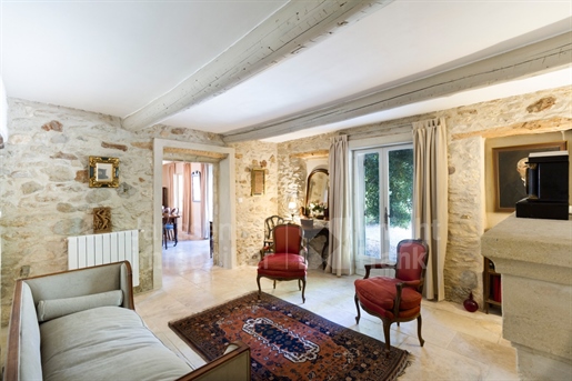 Charming nineteenth-century farmhouse for sale in Roussillon in