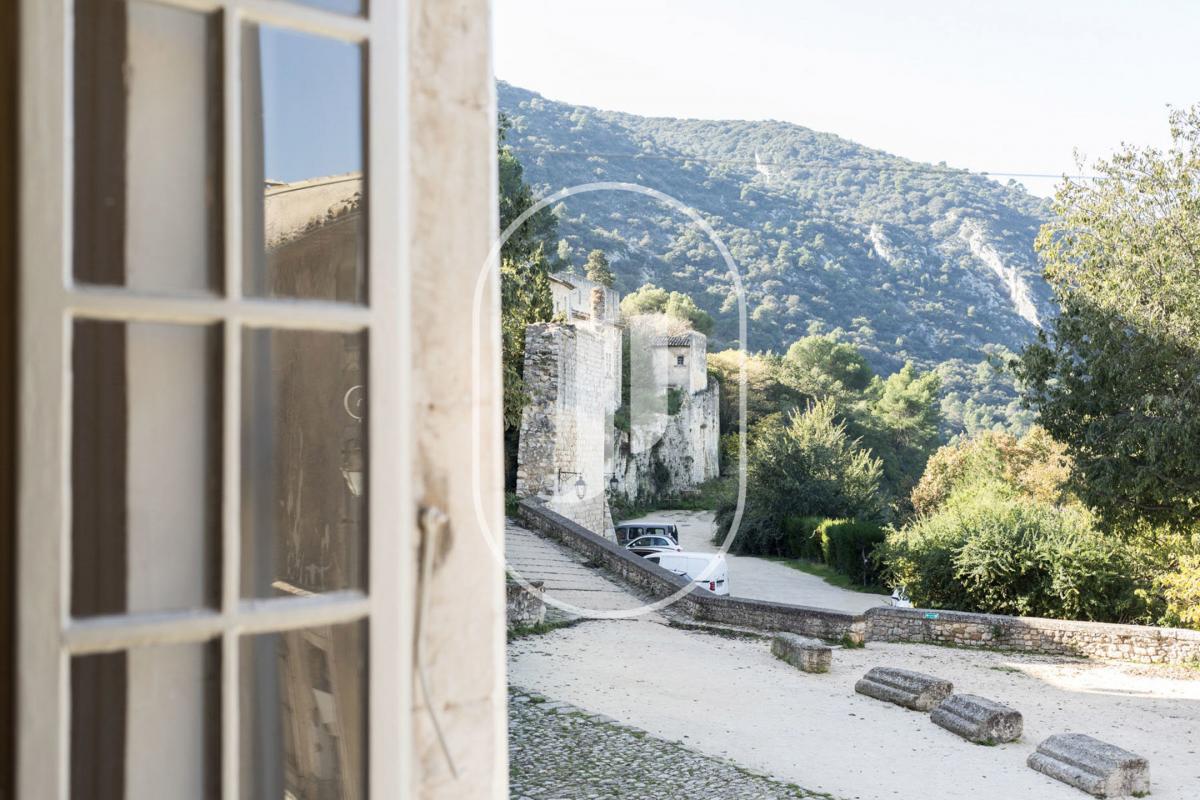 Maison de village avec terrasses et cour à vendre à Oppède le Vieux