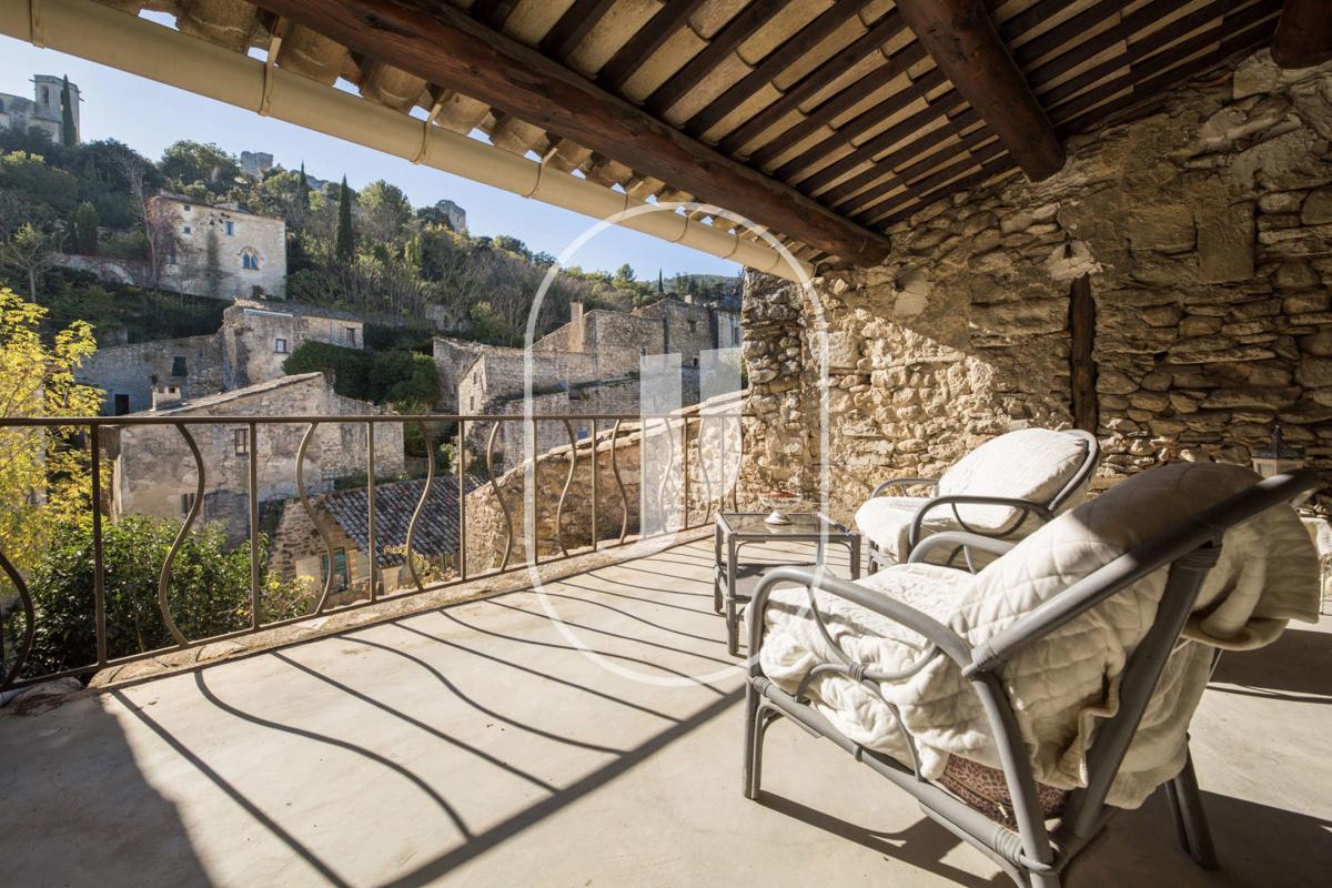 Maison de village avec terrasses et cour à vendre à Oppède le Vieux