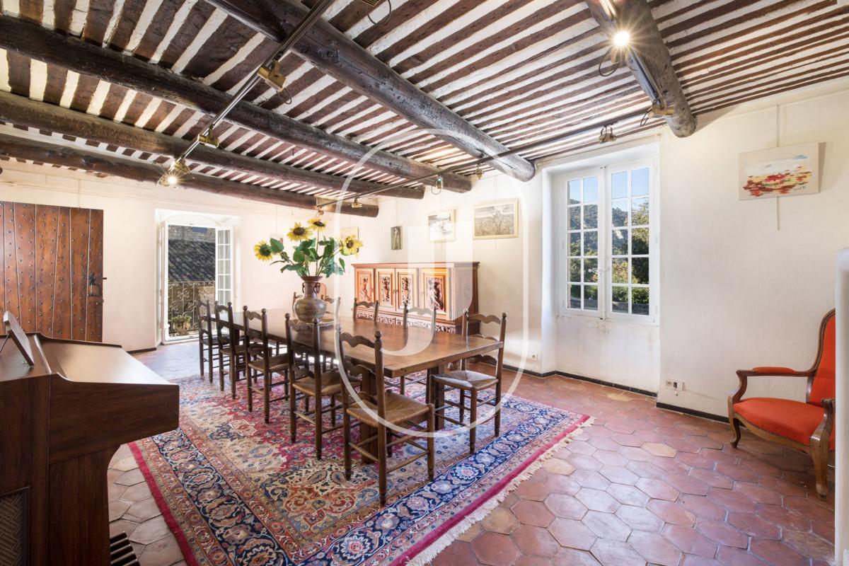 Maison de village avec terrasses et cour à vendre à Oppède le Vieux