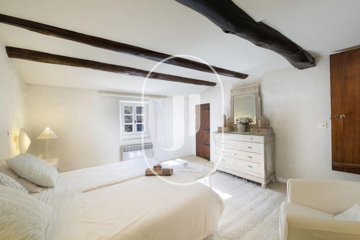 Maison de village avec terrasses et cour à vendre à Oppède le Vieux