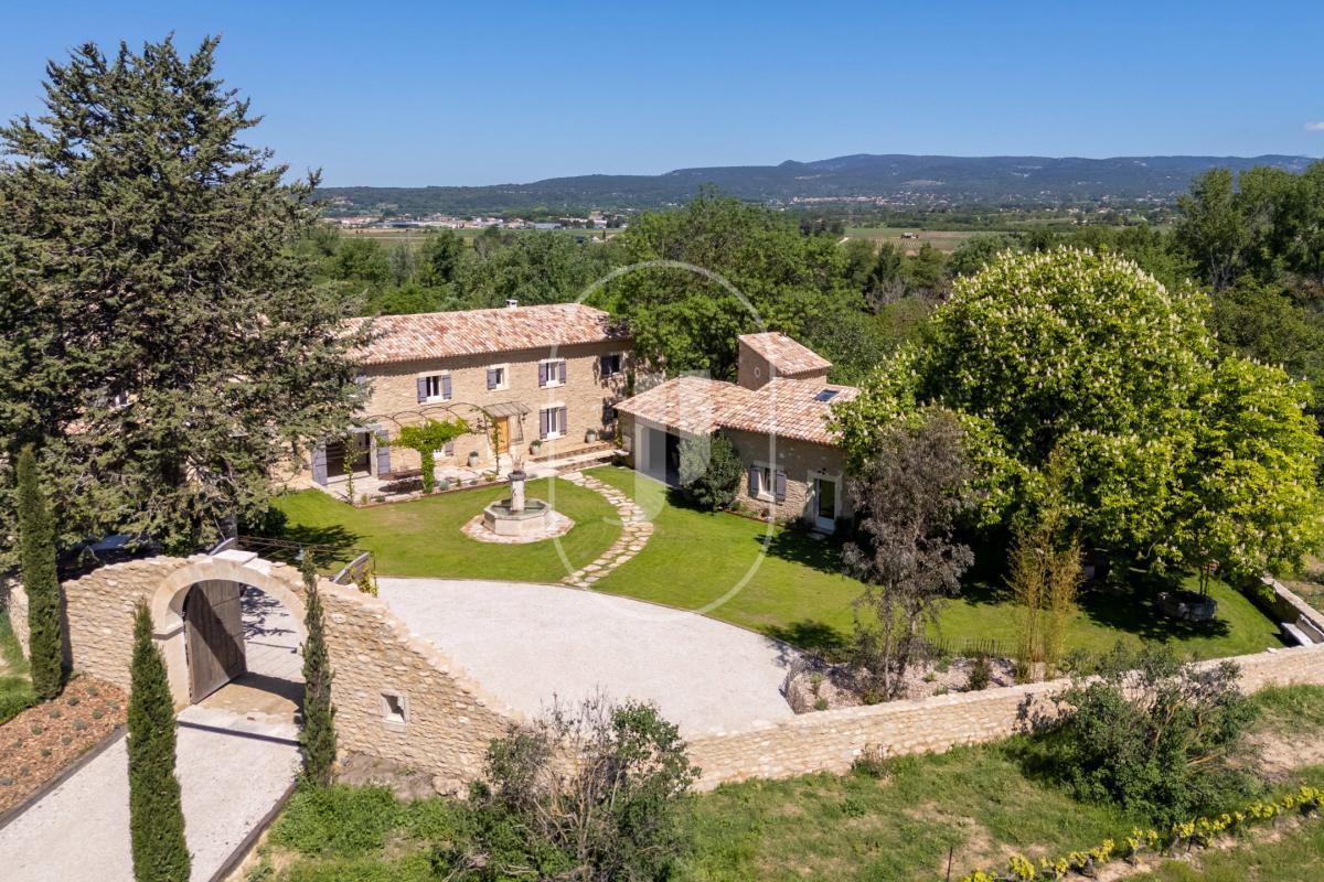 Mas rénové avec gîte, piscine et terrain à vendre à Oppède