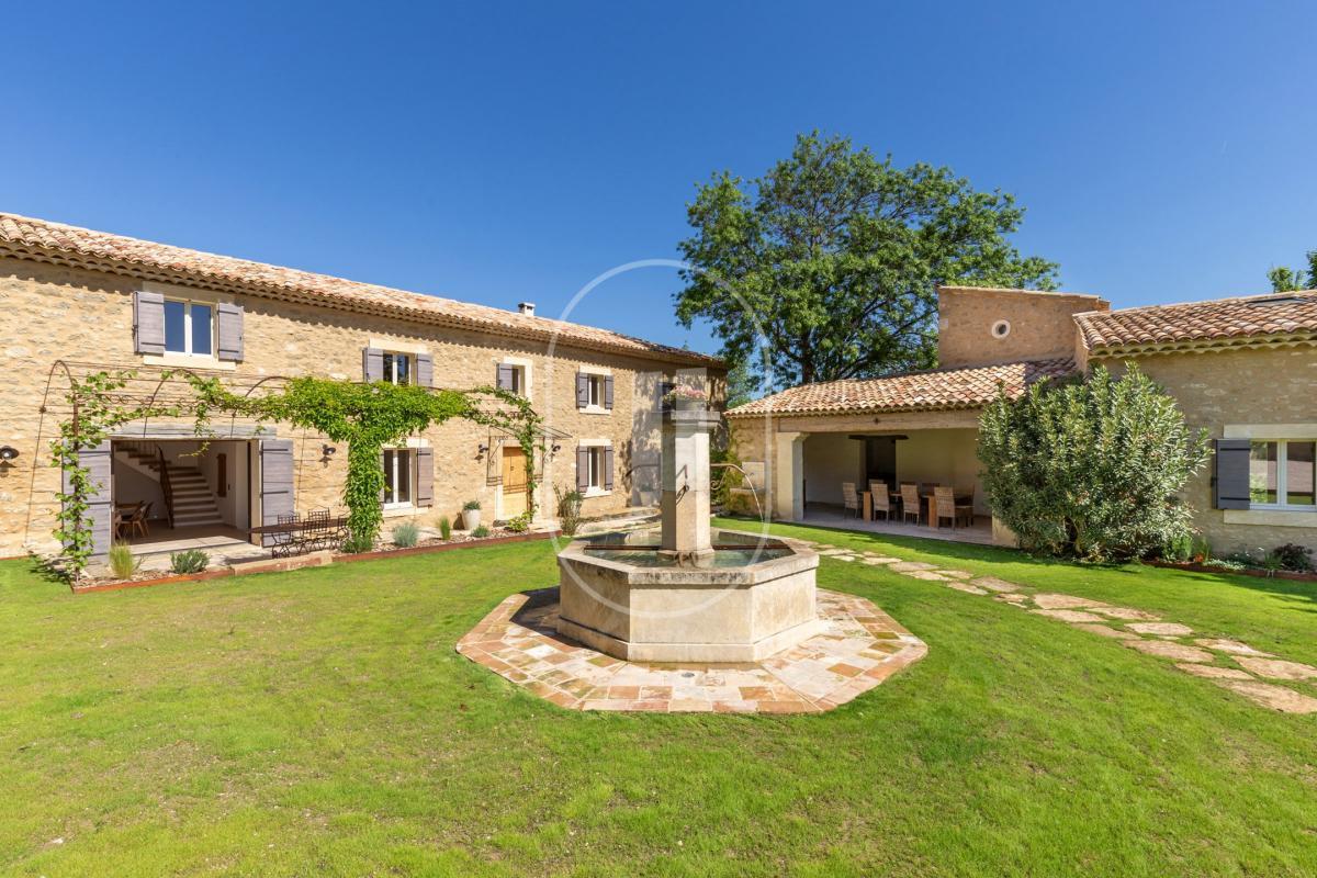 Mas rénové avec gîte, piscine et terrain à vendre à Oppède