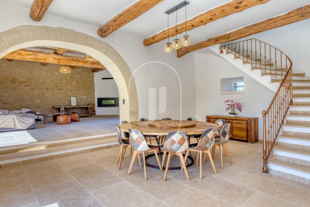 Mas rénové avec gîte, piscine et terrain à vendre à Oppède
