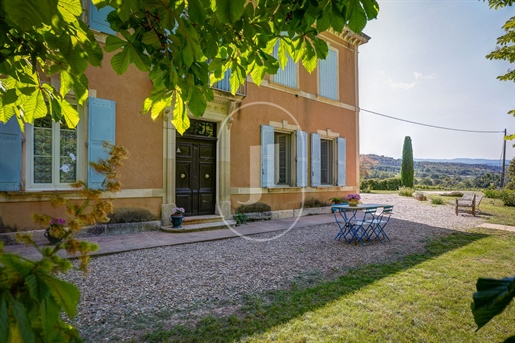 Estate with land, outbuildings and cottages for sale in Luberon