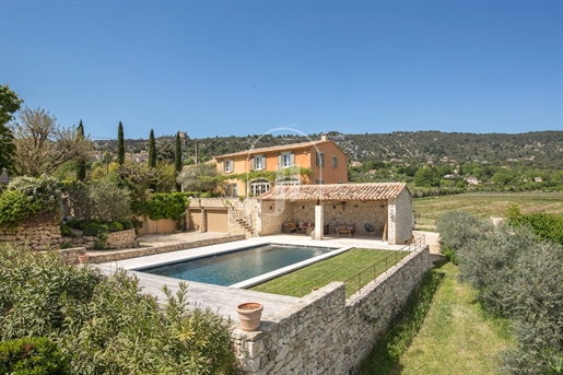 Provençal farmhouse with pool, cottages and outbuildings for sal