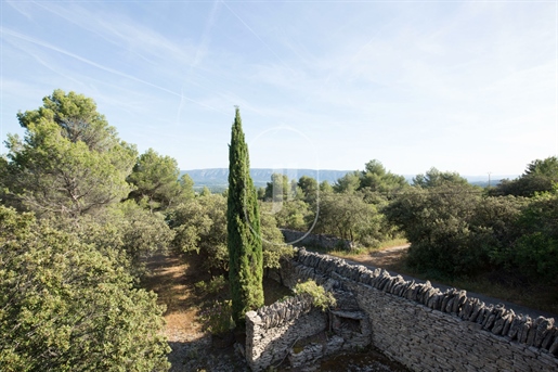 Old sheepfold with large plot of land for sale in Gordes