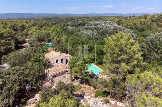 Quietly located property with view, pool and large plot for sale