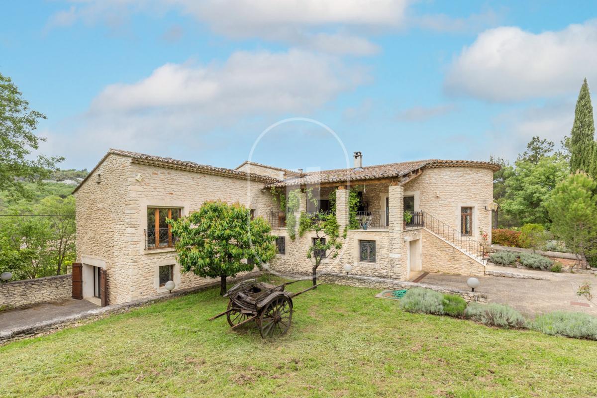 Maison de campagne avec piscine et terrain à vendre à Goult