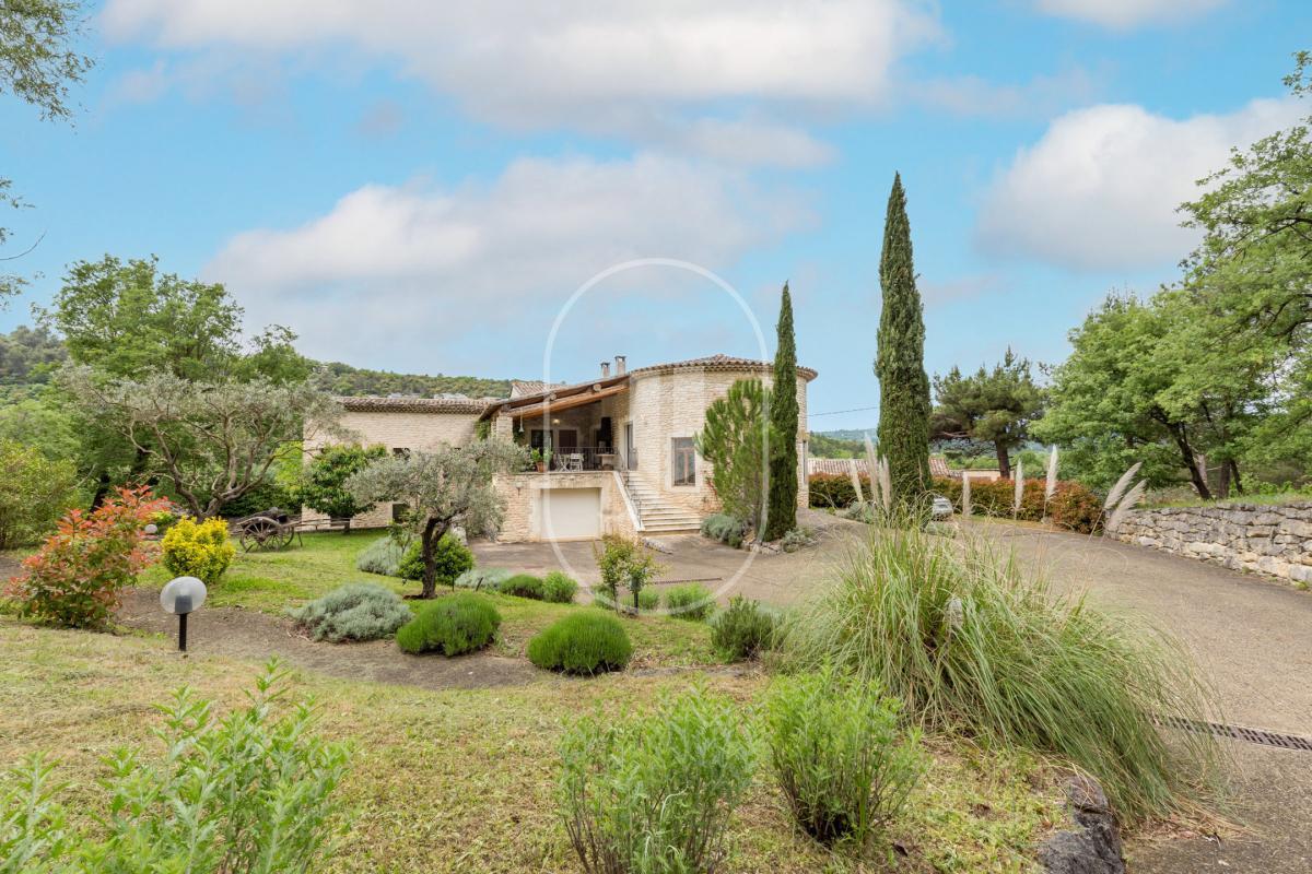 Maison de campagne avec piscine et terrain à vendre à Goult