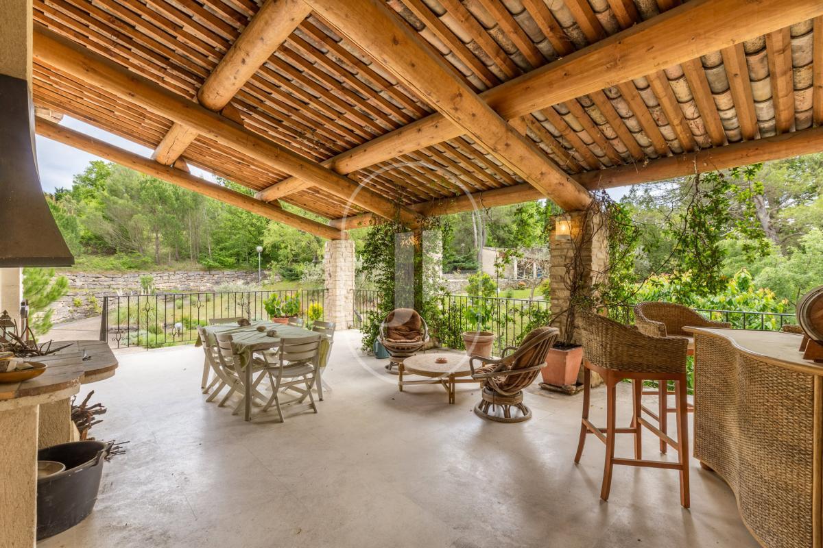 Maison de campagne avec piscine et terrain à vendre à Goult
