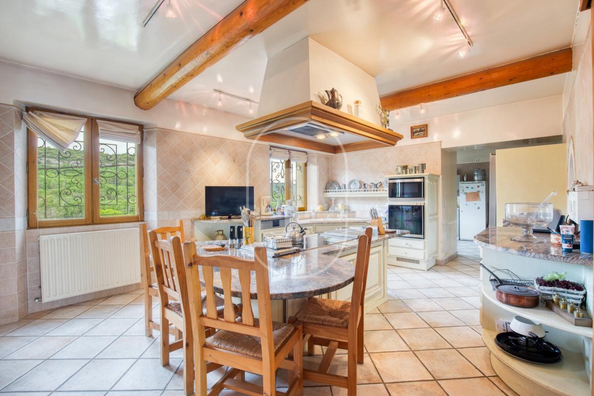 Maison de campagne avec piscine et terrain à vendre à Goult
