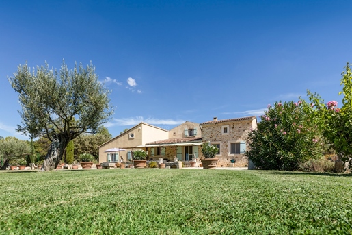 Old farmhouse with view and large plot for sale in Bonnieux