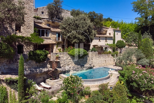 Estate with pool and view of Luberon mountain range for sale in