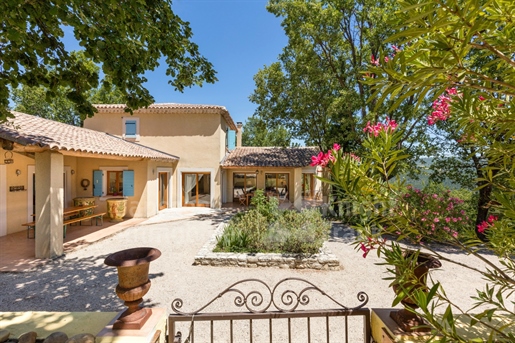 Villa with view and swimming pool for sale in the Luberon