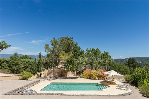 Villa with view and swimming pool for sale in the Luberon