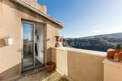 Village house with terrace for sale in the heart of Bonnieux