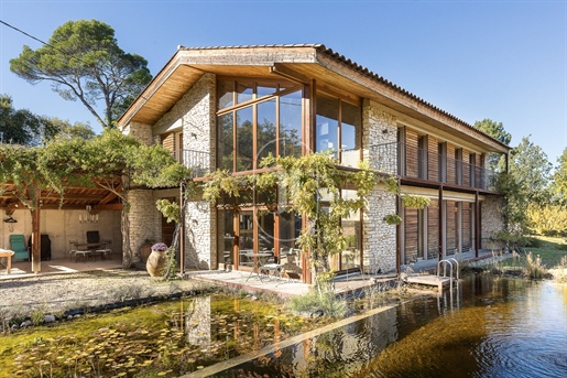 Bioklimatisch stenen huis met zwembad en bijgebouwen
