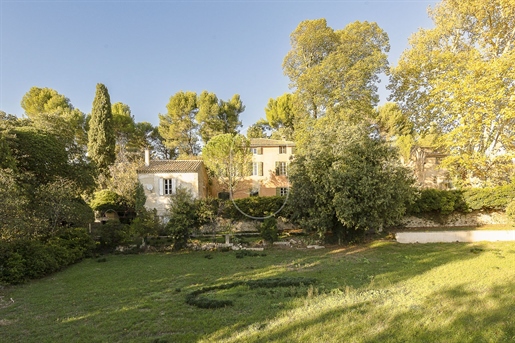 19Th century estate to renovate for sale in the South Luberon
