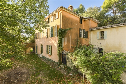 19Th century estate to renovate for sale in the South Luberon