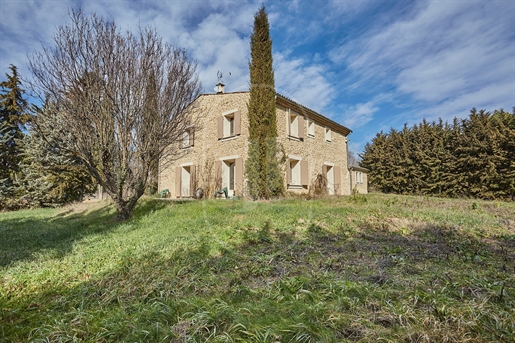 Magnificent renovated farmhouse for sale in the South Luberon