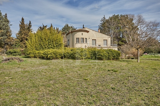 House to renovate for sale in Lourmarin.