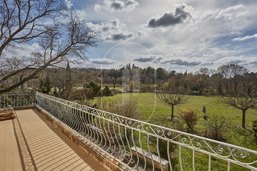 House to renovate for sale in Lourmarin.