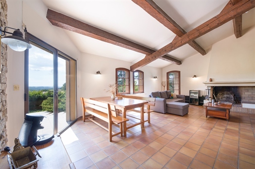 Traditional villa for sale in the South Luberon