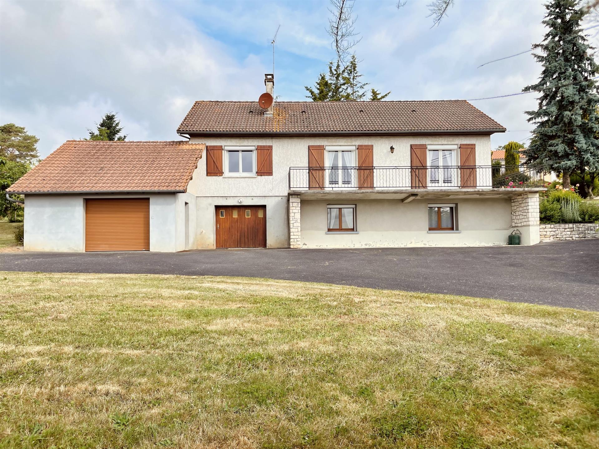 With A Nice View Of The River, Renovated Detached Bungalow With Enclosed Attached Land