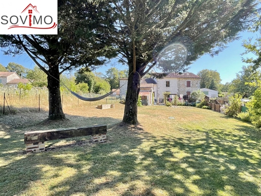 Jolie Maison De Village Rénovée Et Meublée, Mitoyenne, Avec Jardin