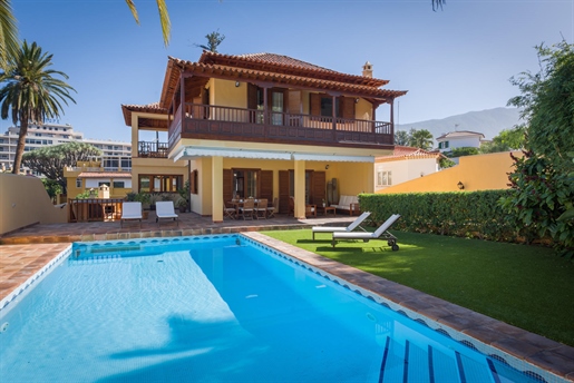Canarian-Style townhouse with large pool