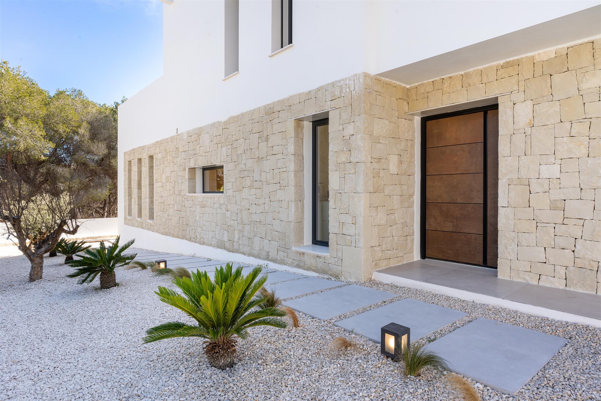 Move-In ready luxury villa with sea views and garage for 4 cars in Moraira