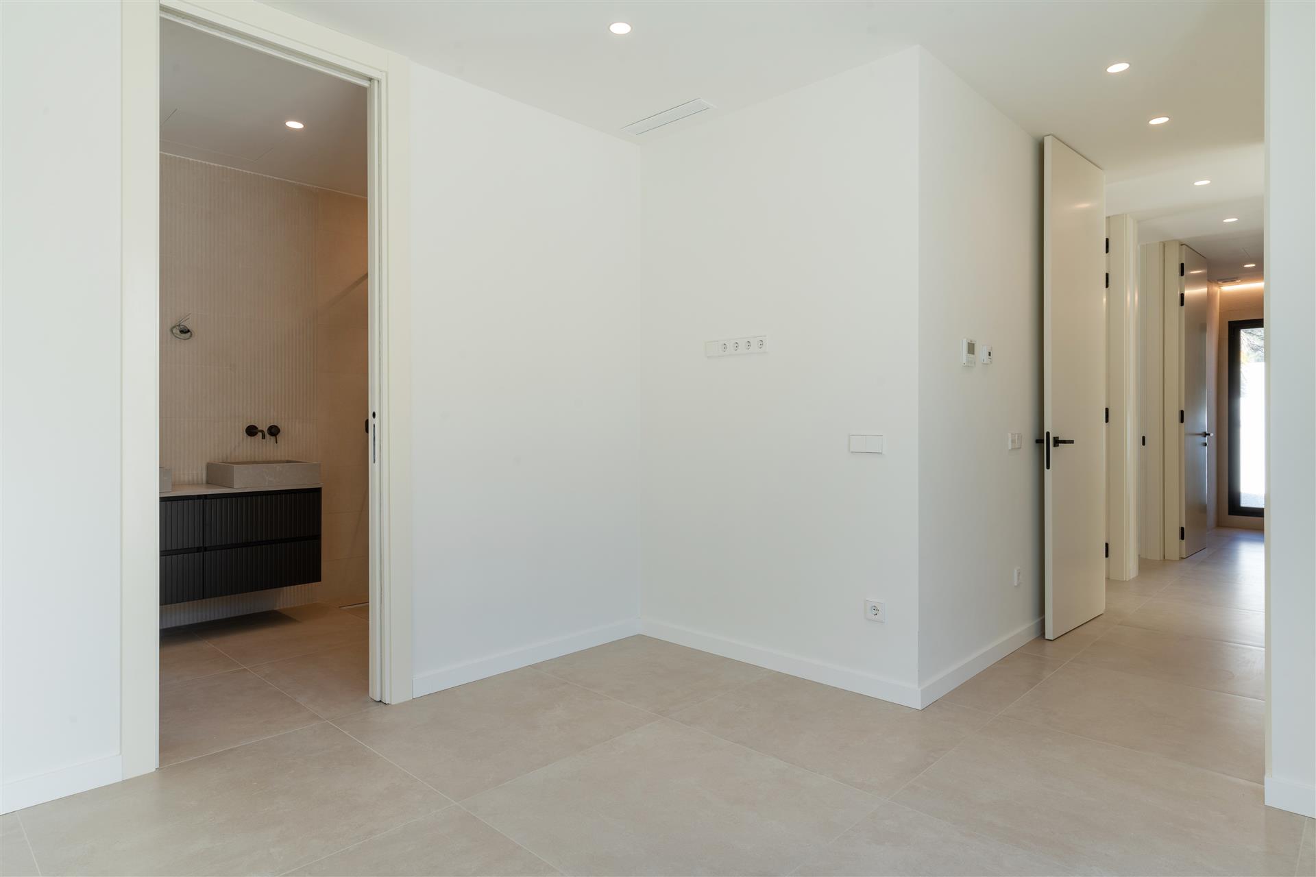 Move-In ready luxury villa with sea views and garage for 4 cars in Moraira