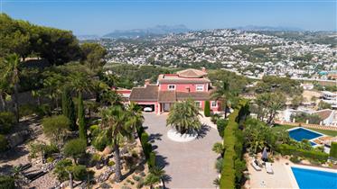 Villa estilo Marbella con vistas espectaculares al Peñón de Ifach