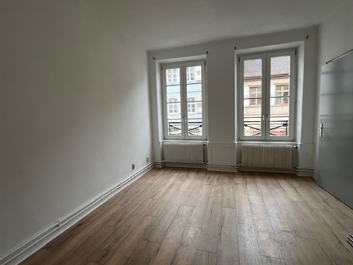 In Wissembourg, large 5-room apartment for sale in the city center