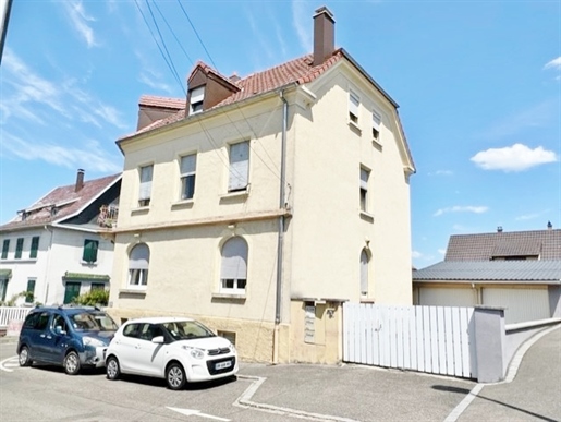 Building in Riedisheim in a quiet area of about 180 m2 divided into 3 apartments, 2 garages and